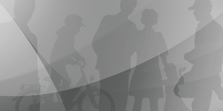 Menschengruppe unterschiedlichen Alters, ein Kind fährt Fahrrad