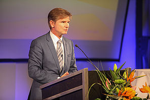 Die Rede für den Stifter des Deutschen Kinder- und Jugendhilfepreises hielt Minister Dr. Heiner Garg (Foto: Bildschön)