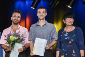 Die Journalisten Anton Stanislawski und Baran Datli nehmen die Anerkennung des Medienpreises entgegen. 