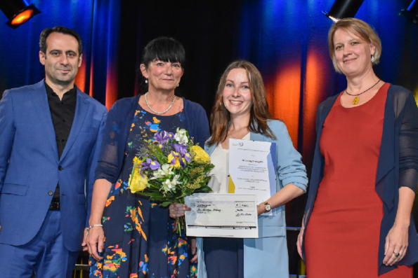 Doktor Carolyn Hollweg erhält den Theorie- und Wissenschaftspreis.