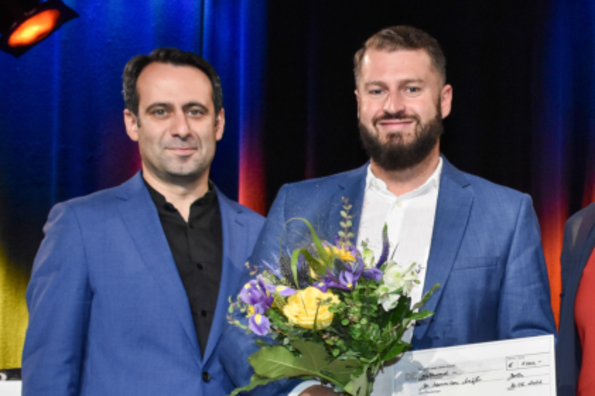 Fotonachweis: Bildschön Doktor Maximilian Schäfer erhält die Anerkennung in der Kategorie Theorie- und Wissenschaftspreis.
