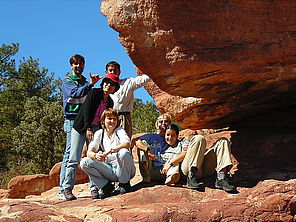 Council of International Programs (CIPUSA). Ausflug in die mountains, Gruppenbild der Teilnehmenden an einem großen Stein