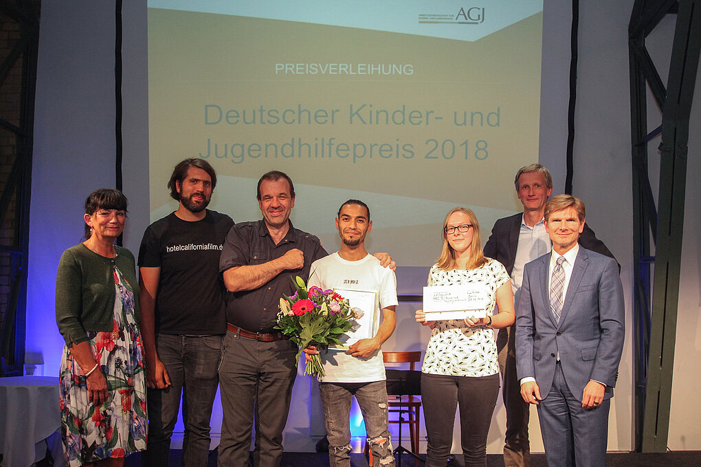 Auszeichnung des ABC Bildungs- und Tagungszentrums mit dem Deutschen Kinder- und Jugendhilfepreis 2018 in der Kategorie Praxispreis, v.l.n.r.: Prof. Dr. Karin Böllert (Vorsitzende der AGJ), ABC Bildungs- und Tagungszentrum: Henning Wötzel-Herber, Patric