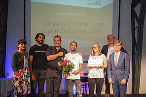 Auszeichnung des ABC Bildungs- und Tagungszentrums mit dem Deutschen Kinder- und Jugendhilfepreis 2018 in der Kategorie Praxispreis, v.l.n.r.: Prof. Dr. Karin Böllert (Vorsitzende der AGJ), ABC Bildungs- und Tagungszentrum: Henning Wötzel-Herber, Patric