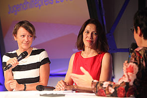 Die Preisträgerinnen Anja Kretschmer und Jessica Briegmann im Interview mit der Moderatorin Christiane Poertgen. (Foto: Bildschön)