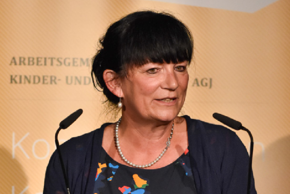 Fotonachweis: Bildschön Professor Doktor Karin Böllert, die Vorsitzende der Arbeitsgemeinschaft für Kinder- und Jugendhilfe — AGJ, hält eine Rede