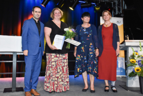 Carola Wehrle von der Evangelischen Stiftung Overdyck erhält die Anerkennung in der Kategorie Praxispreis. 
