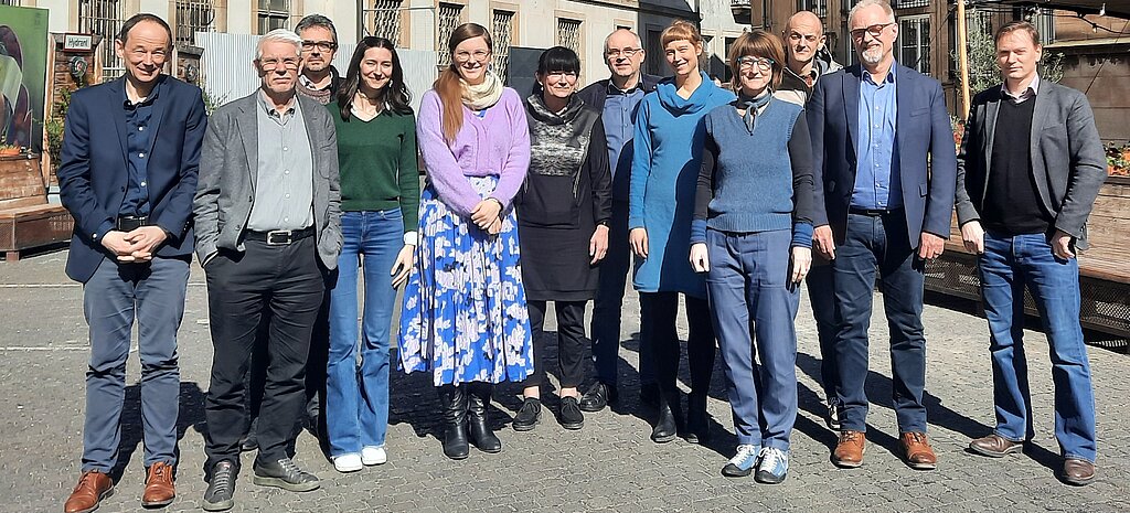 Das Bild zeigt ein Gruppenfoto der Mitglieder des Ideenlabors Fachkräfte im Innenhof, Mühlendamm 3