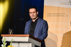 Aziz Bozkurt hält eine Rede für den Stifter des Preises. Er ist Staatssekretär in der Senatsverwaltung für Bildung, Jugend und Familie Berlin in Vertretung des Vorsitz-Landes der Jugend- und Familienministerkonferenz.