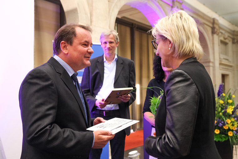 Ministerin Barbara Klepsch übergibt den Scheck an den Preisträger des Medienpreises Thomas Rautenberg.