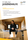 Unter der Zusammenfassung der Themen ist ein Foto, auf dem ein junger Mann auf einem Bett sitzt. Der Raum ist aus Holz und wirkt klein.