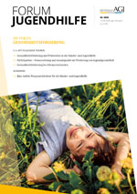 cover Forum Jugendhilfe 2/2026, Bild mit einem Jungen, der in einer grünen Wiese liegt