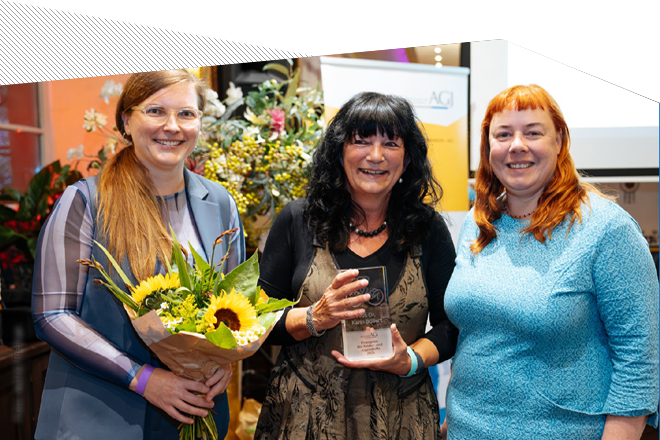 Ehrenpreisträgerin Prof. Dr. Böllert in der Mitte mit AGJ-Geschäftsführerin Franziska Porst links und AGJ-Vorsitzenden Dr. Gabriele Weitzmann