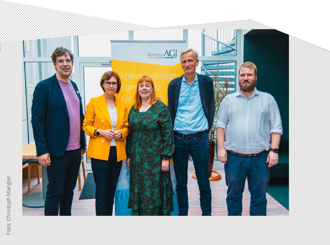 Der neue Geschäftsführende Vorstand der AGJ, v. l. n. r: Dominik Ringler, Claudia Porr, Dr. Gabriele Weitzmann (Vorsitzende), Prof. Dr. Wolfgang Schröer, Philipp Schweizer