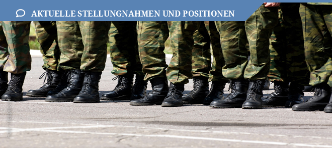 Foto deutet Gruppe von Bundeswehrsoldaten an. Zu sehen ist nur die untere Hälfte der Beine mit den Stiefeln.