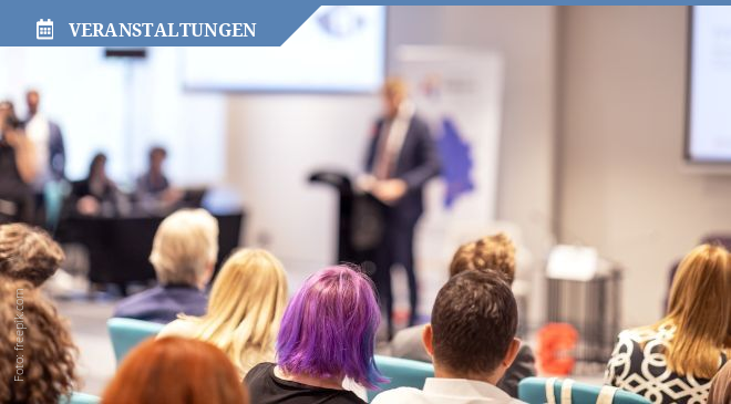 Menschen mit unterschiedlichen Haarfarben hören Seminarleiter zu