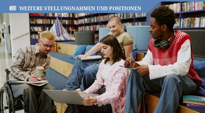 Vier junge Menschen sitzen auf Treppen in der Bibliothek und schauen in den Laptop