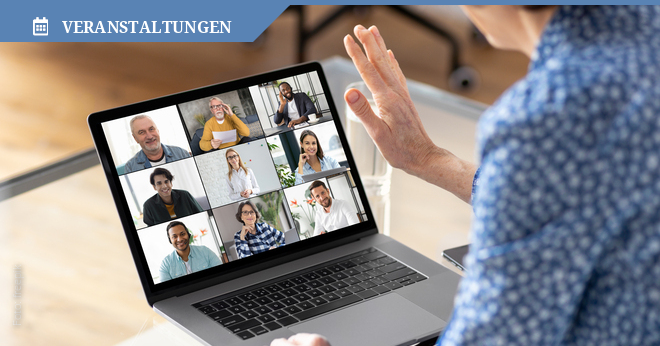 Eine Frau mit blauer Bluse sitzt vor ihrem Laptop, in dem Menschen in einem Online-Call zu sehen sind