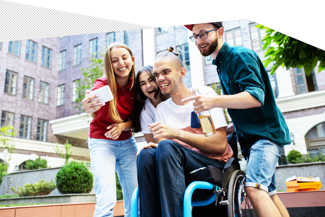 Gruppe von vier Freund*innen machen ein Selfie von sich