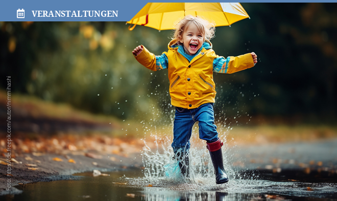 Kind läuft durch eine Pfütze und freut sich, über seinem Kopf befindet sich ein gelber Regenschirm