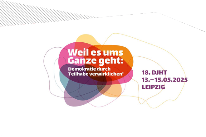 Logo des 18. Deutschen Kinder- und Jugendhilfetags mit den Informationen: Motto: Weil es ums Ganze geht: Demokratie durch teilhabe verwirklichen! und Veranstaltungstermin: 13. - 15.5.2025 in Leipzig
