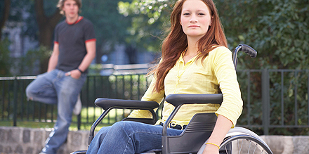 Junge Frau im Rollstuhl Junge Frau im Rollstuhl